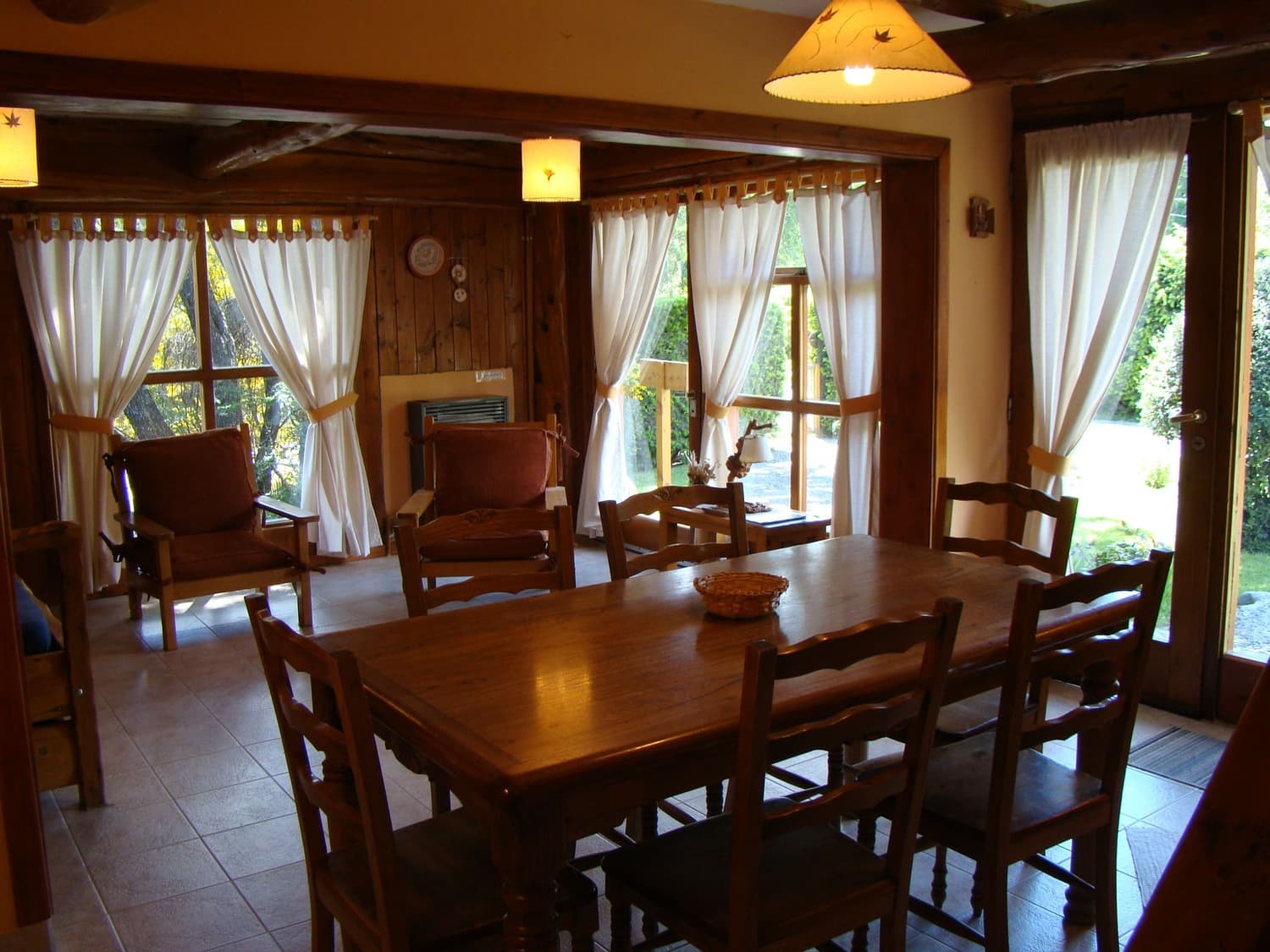 Comedor con la sala de estar de fonde de La Casona de Cabañas Denise