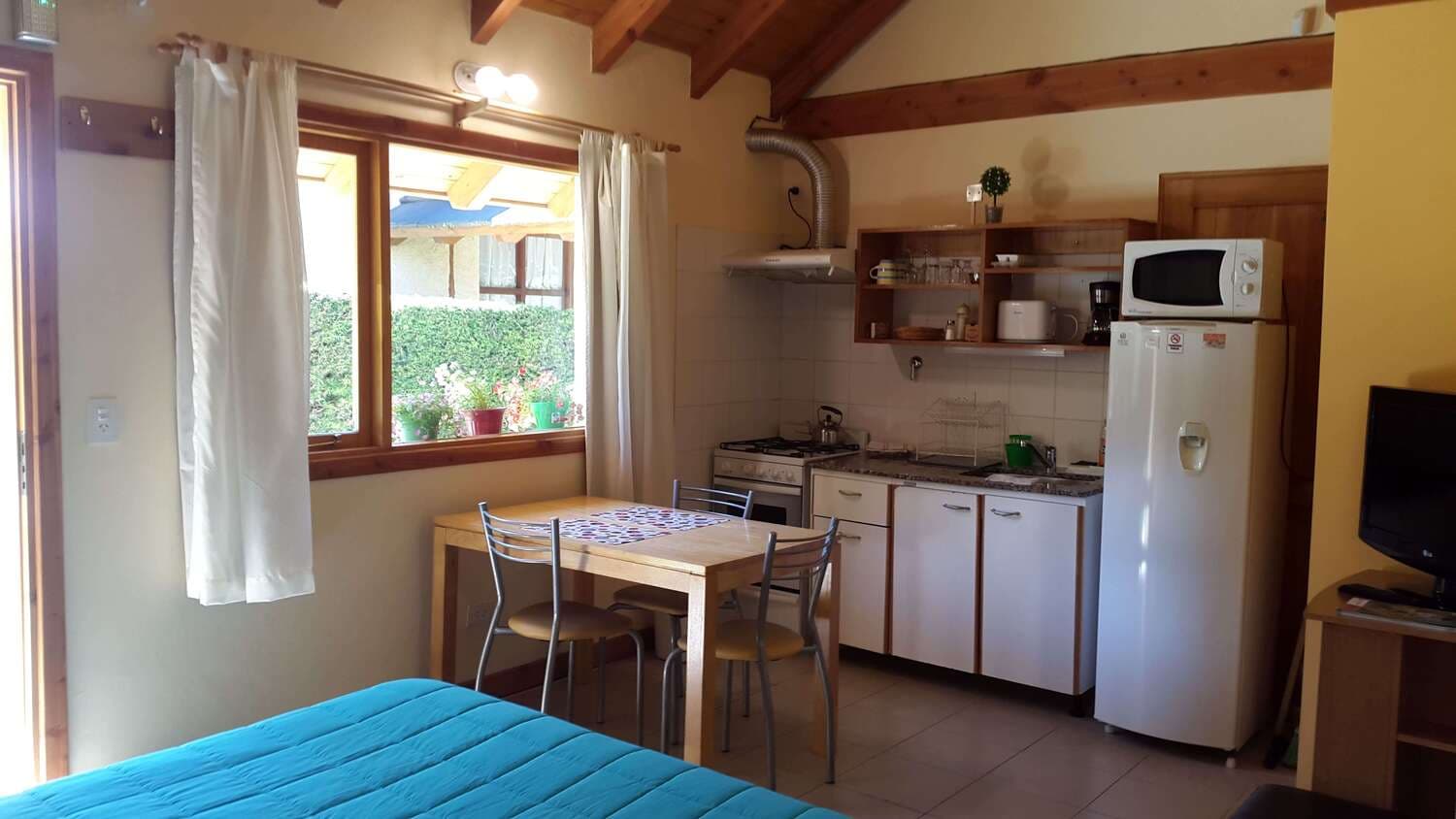 Kitchen and dining area of the monoambiente at Cabañas Denise